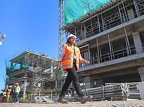 Ministros de Obras Públicas y de Justicia, junto a la directora general de Obras Públicas, supervisan avance en construcción de nuevo edificio central del Servicio Médico Legal