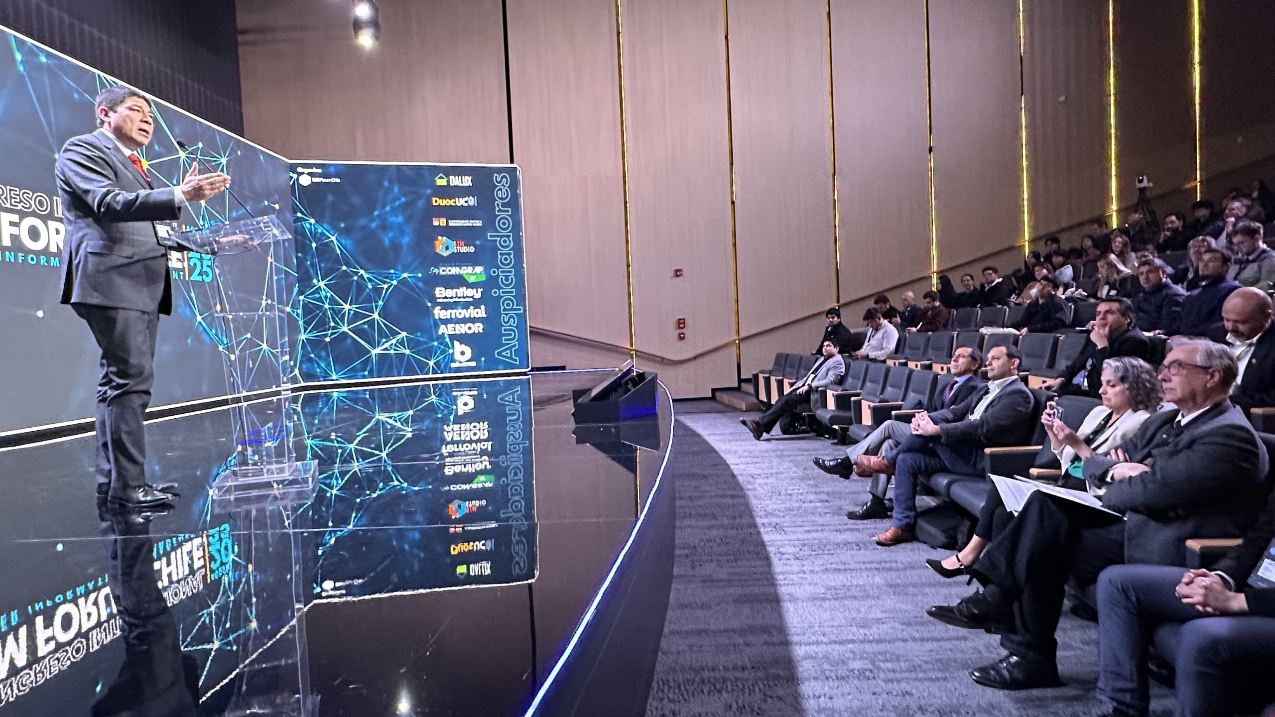 Director general de Obras Públicas, Boris Olguín, expone en el congreso internacional BIM Forum 2025