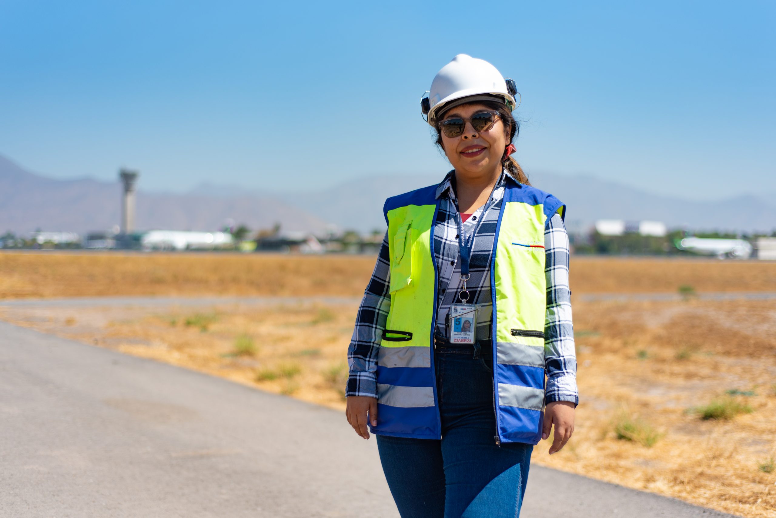 Trabajadora en obra del MOP portando elementos de seguridad