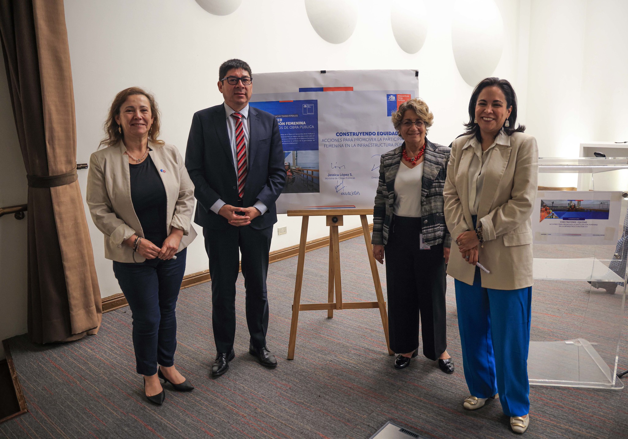 El Ministerio de Obras Públicas, a través de la DGOP y la Unidad de Género, Diversidad y No Discriminación, realizó el conversatorio “Construyendo Equidad: Acciones para promover la participación femenina en la infraestructura pública”, encabezado por la ministra Jessica López el 18 de noviembre en el auditorio del Banco Estado