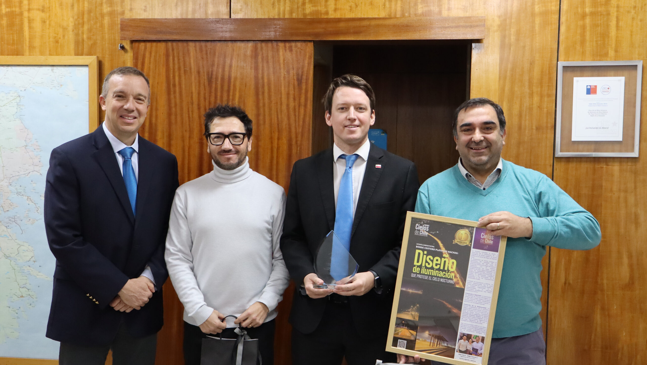 Director General de Obras Públicas se reúne con equipo de la DOP y destaca premio por iluminación sustentable en Arica